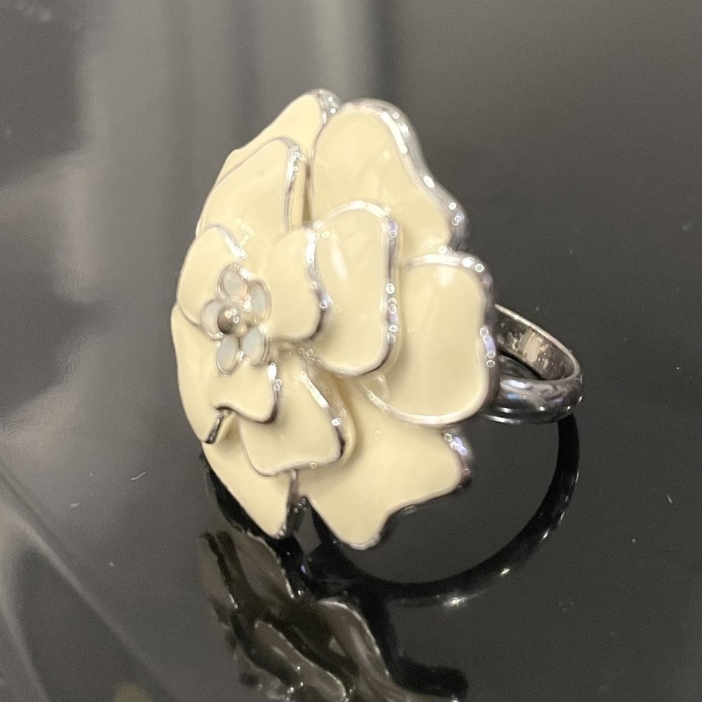 Bloom Flower Ring in Cream (Stella & Dot)